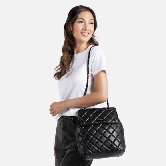 Elegant Black Quilted Shoulder Bag - Picture 2 of 10